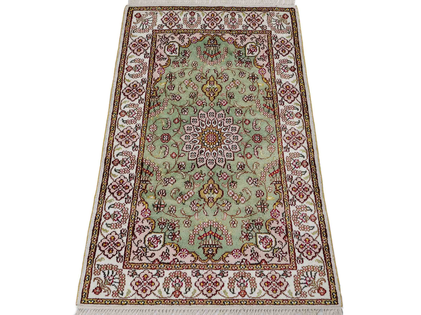 Feiner, handgeknüpfter, chinesischer Orientteppich mit Ghom Design aus Kunstseide, grün, weiß, creme. 93x63 cm. Verkauf durch Jupiter Intl.