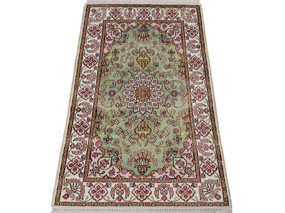 Feiner, handgeknüpfter, chinesischer Orientteppich mit Ghom Design aus Kunstseide, grün, weiß, creme. 93x63 cm. Verkauf durch Jupiter Intl.