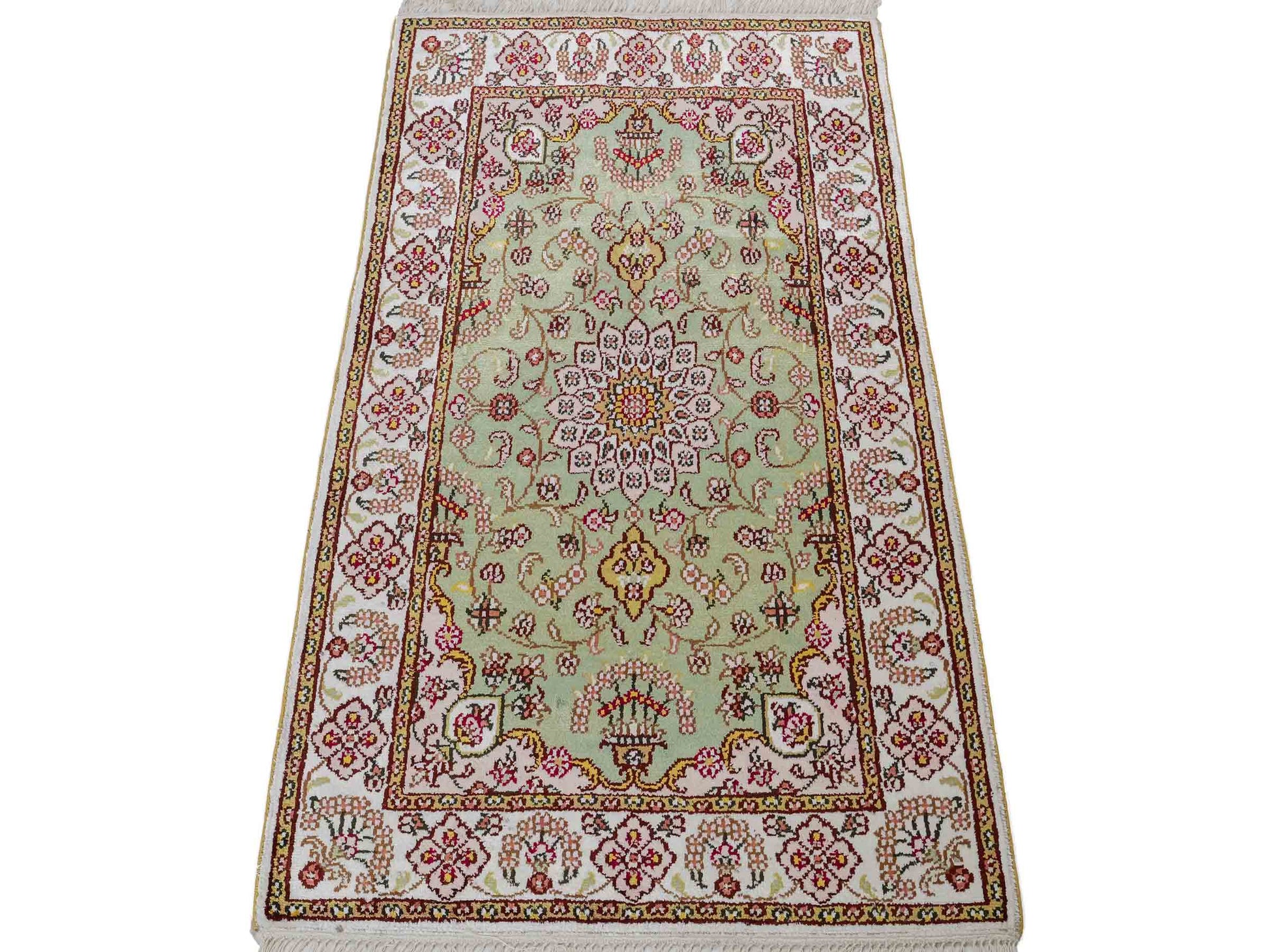 Feiner, handgeknüpfter, chinesischer Orientteppich mit Ghom Design aus Kunstseide, grün, weiß, creme. 93x63 cm. Verkauf durch Jupiter Intl.