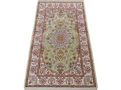 Feiner, handgeknüpfter, chinesischer Orientteppich mit Ghom Design aus Kunstseide, grün, weiß, creme. 93x63 cm. Verkauf durch Jupiter Intl.