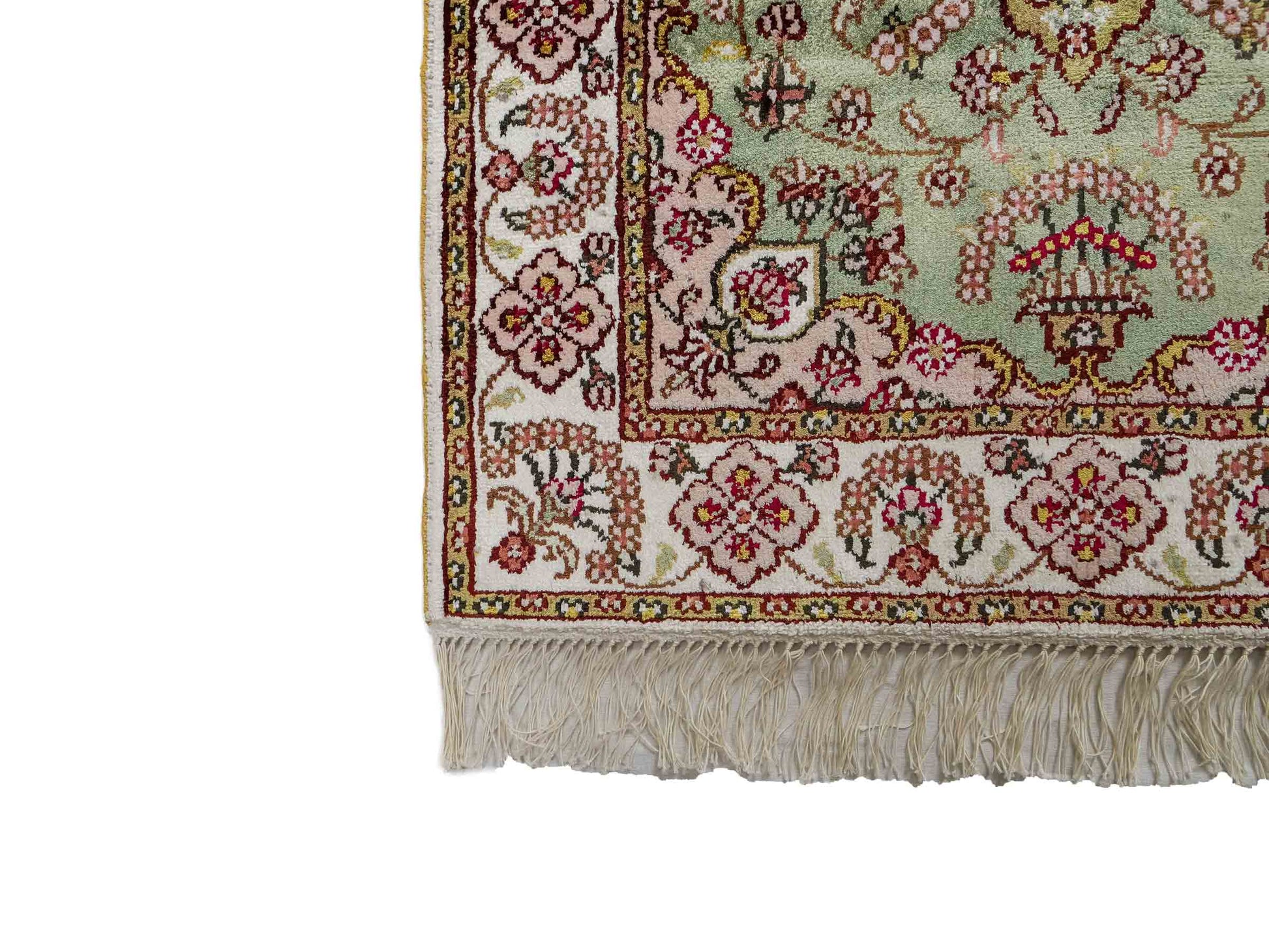 Feiner, handgeknüpfter, chinesischer Orientteppich mit Ghom Design aus Kunstseide, grün, weiß, creme. 93x63 cm. Verkauf durch Jupiter Intl.