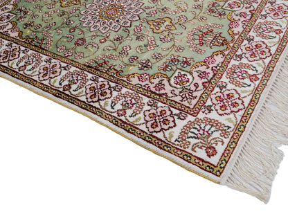 Feiner, handgeknüpfter, chinesischer Orientteppich mit Ghom Design aus Kunstseide, grün, weiß, creme. 93x63 cm. Verkauf durch Jupiter Intl.