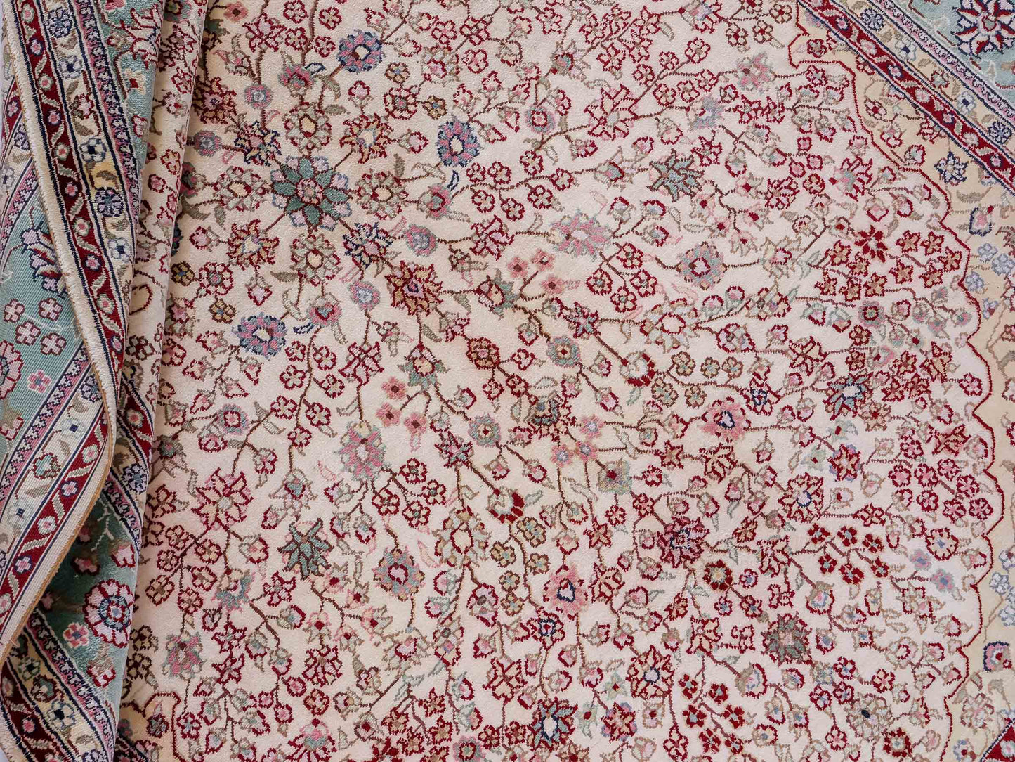 Sehr feiner, handgeknüpfter, chinesischer Hereke Orientteppich aus gesponnener Seide von Khademi, creme, weiß, blau. 190x123 cm. Verkauf durch Jupiter Intl.