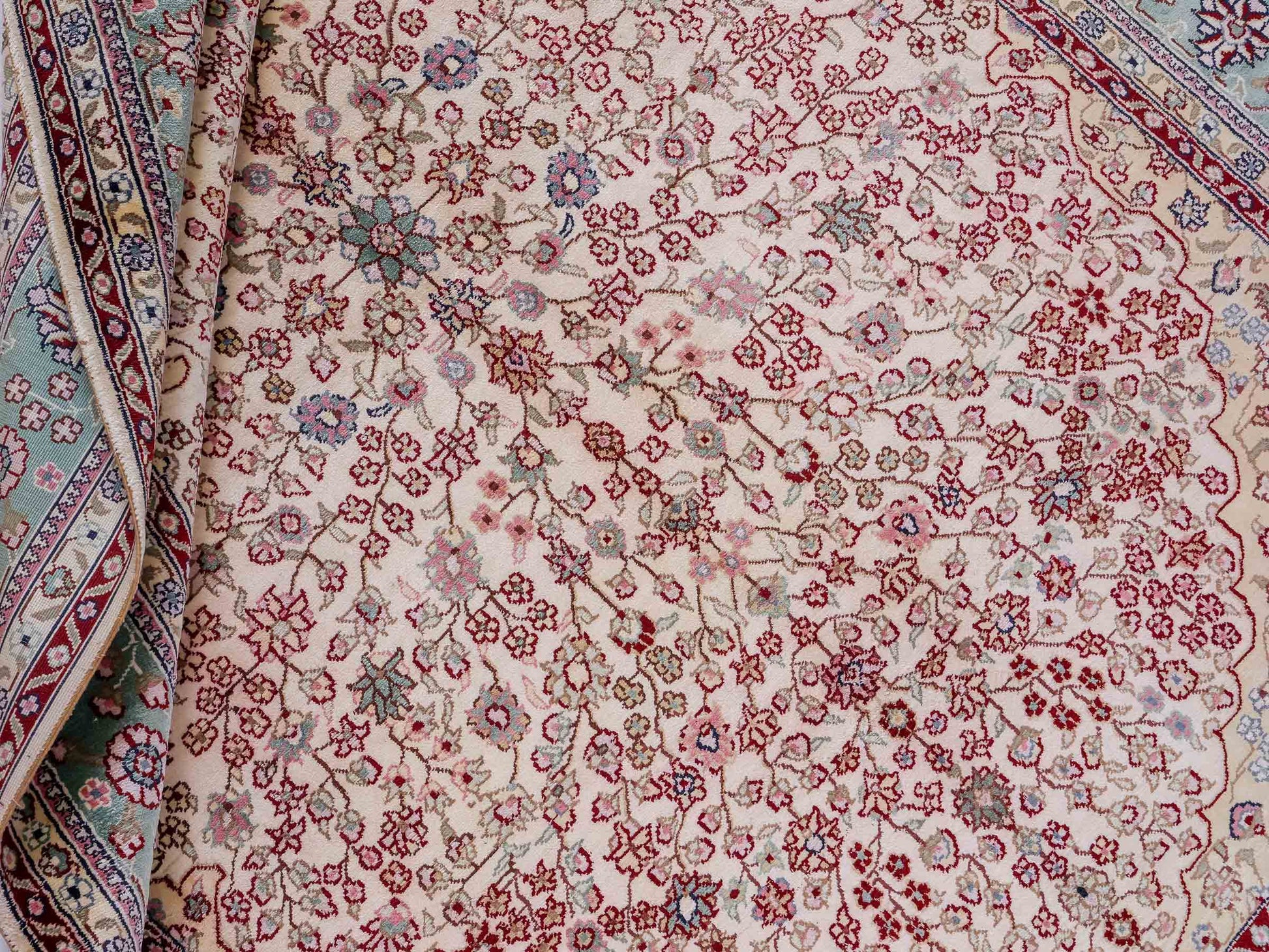 Sehr feiner, handgeknüpfter, chinesischer Hereke Orientteppich aus gesponnener Seide von Khademi, creme, weiß, blau. 190x123 cm. Verkauf durch Jupiter Intl.