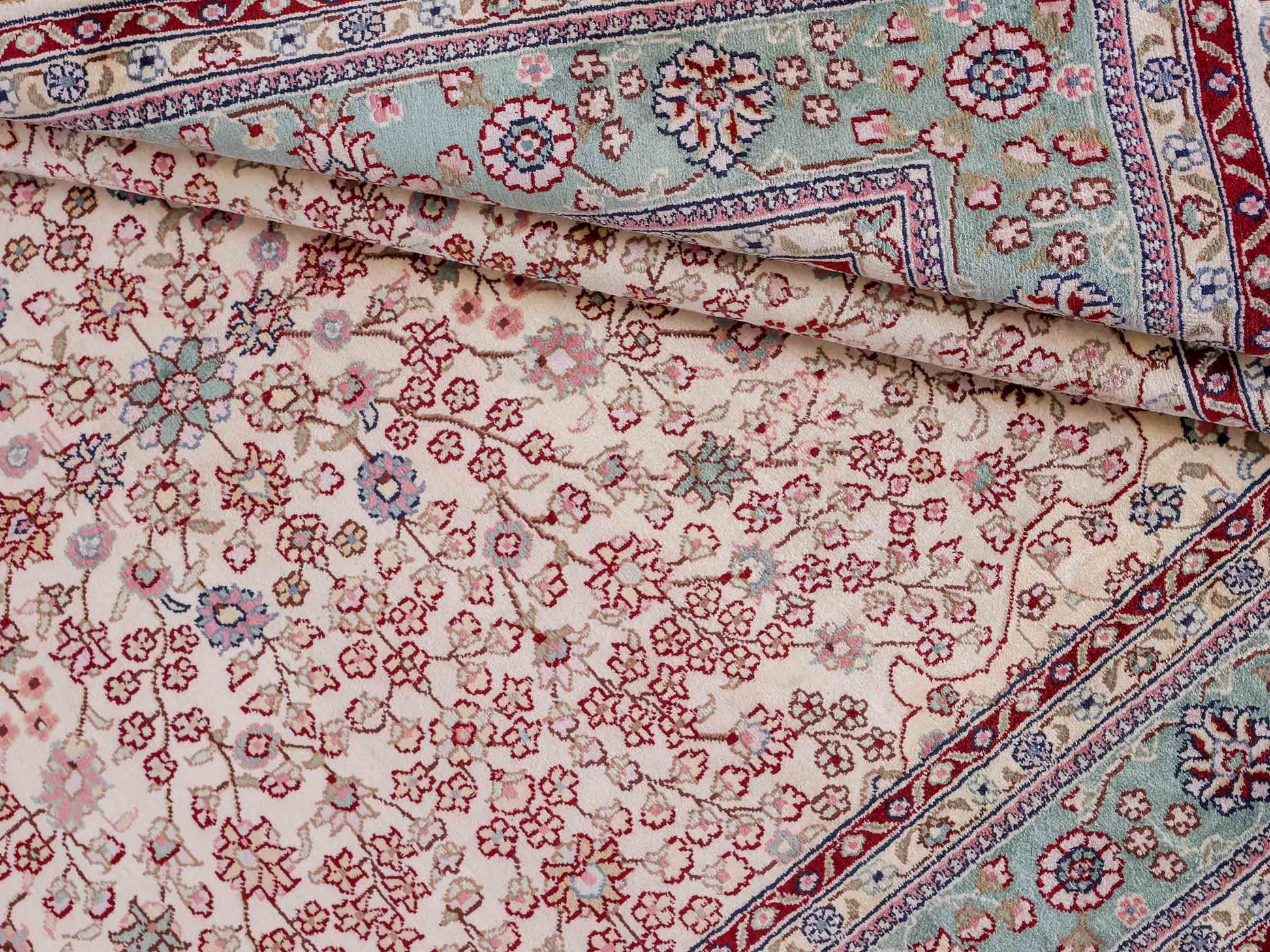 Sehr feiner, handgeknüpfter, chinesischer Hereke Orientteppich aus gesponnener Seide von Khademi, creme, weiß, blau. 190x123 cm. Verkauf durch Jupiter Intl.