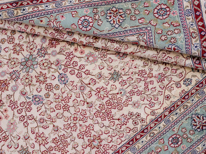 Sehr feiner, handgeknüpfter, chinesischer Hereke Orientteppich aus gesponnener Seide von Khademi, creme, weiß, blau. 190x123 cm. Verkauf durch Jupiter Intl.