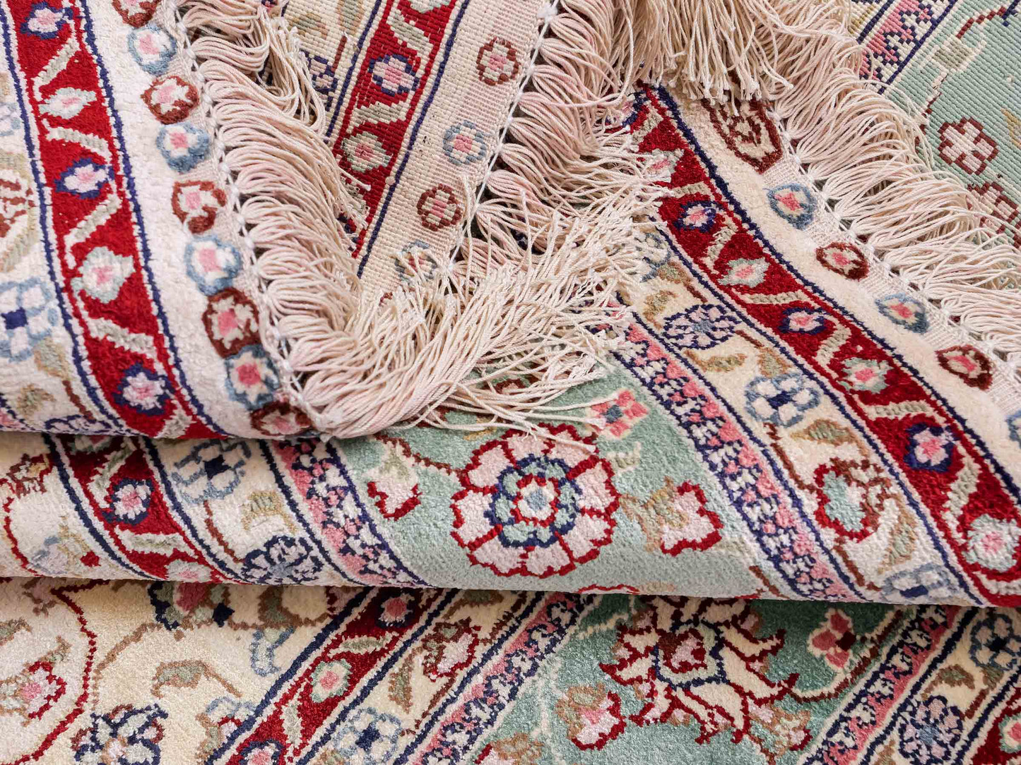 Sehr feiner, handgeknüpfter, chinesischer Hereke Orientteppich aus gesponnener Seide von Khademi, creme, weiß, blau. 190x123 cm. Verkauf durch Jupiter Intl.