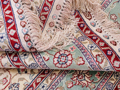 Sehr feiner, handgeknüpfter, chinesischer Hereke Orientteppich aus gesponnener Seide von Khademi, creme, weiß, blau. 190x123 cm. Verkauf durch Jupiter Intl.