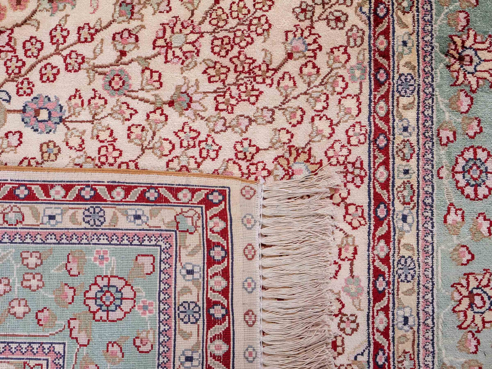 Sehr feiner, handgeknüpfter, chinesischer Hereke Orientteppich aus gesponnener Seide von Khademi, creme, weiß, blau. 190x123 cm. Verkauf durch Jupiter Intl.