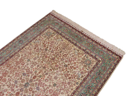 Sehr feiner, handgeknüpfter, chinesischer Hereke Orientteppich aus gesponnener Seide von Khademi, creme, weiß, blau. 190x123 cm. Verkauf durch Jupiter Intl.