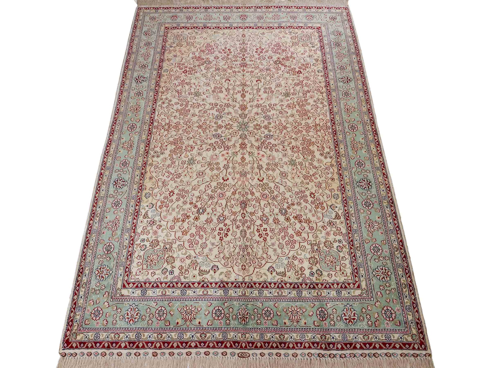 Sehr feiner, handgeknüpfter, chinesischer Hereke Orientteppich aus gesponnener Seide von Khademi, creme, weiß, blau. 190x123 cm. Verkauf durch Jupiter Intl.