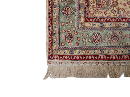 Sehr feiner, handgeknüpfter, chinesischer Hereke Orientteppich aus gesponnener Seide von Khademi, creme, weiß, blau. 190x123 cm. Verkauf durch Jupiter Intl.