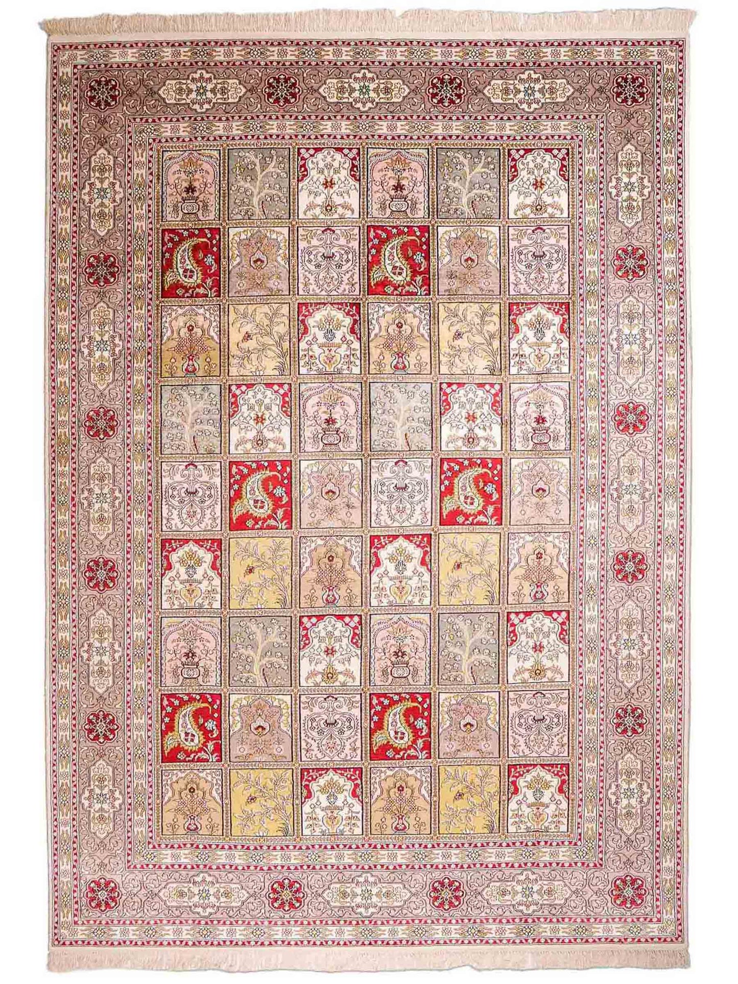 Feiner, handgeknüpfter, chinesischer Hereke Orientteppich aus gesponnener Seide mit Feldmuster von Khademi, creme, weiß, multicolor. 258x183 cm. Verkauf durch Jupiter Intl.