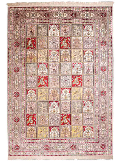 Feiner, handgeknüpfter, chinesischer Hereke Orientteppich aus gesponnener Seide mit Feldmuster von Khademi, creme, weiß, multicolor. 258x183 cm. Verkauf durch Jupiter Intl.