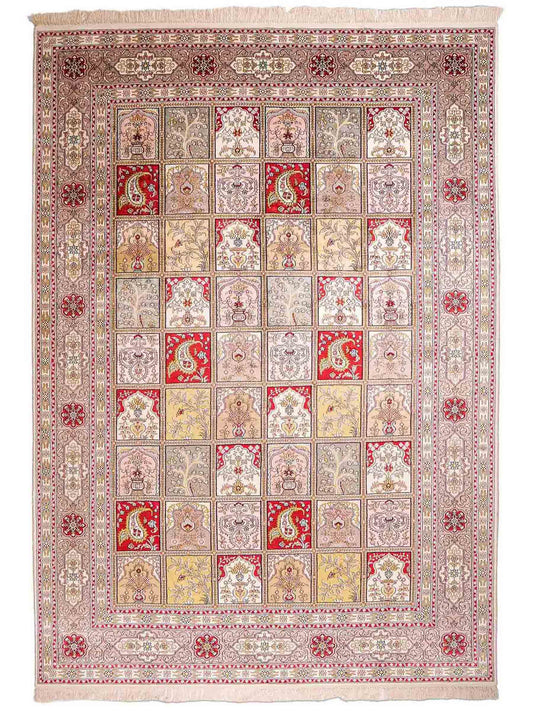 Feiner, handgeknüpfter, chinesischer Hereke Orientteppich aus gesponnener Seide mit Feldmuster von Khademi, creme, weiß, multicolor. 258x183 cm. Verkauf durch Jupiter Intl.