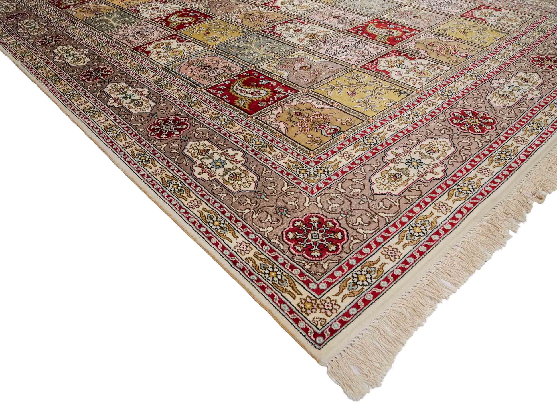 Feiner, handgeknüpfter, chinesischer Hereke Orientteppich aus gesponnener Seide mit Feldmuster von Khademi, creme, weiß, multicolor. 258x183 cm. Verkauf durch Jupiter Intl.