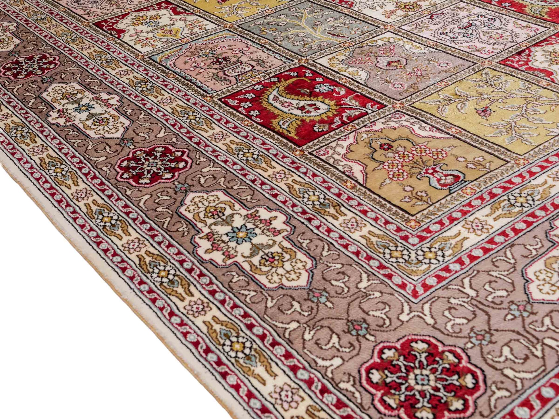 Feiner, handgeknüpfter, chinesischer Hereke Orientteppich aus gesponnener Seide mit Feldmuster von Khademi, creme, weiß, multicolor. 258x183 cm. Verkauf durch Jupiter Intl.