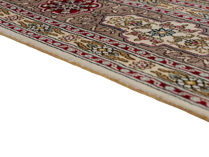 Feiner, handgeknüpfter, chinesischer Hereke Orientteppich aus gesponnener Seide mit Feldmuster von Khademi, creme, weiß, multicolor. 258x183 cm. Verkauf durch Jupiter Intl.