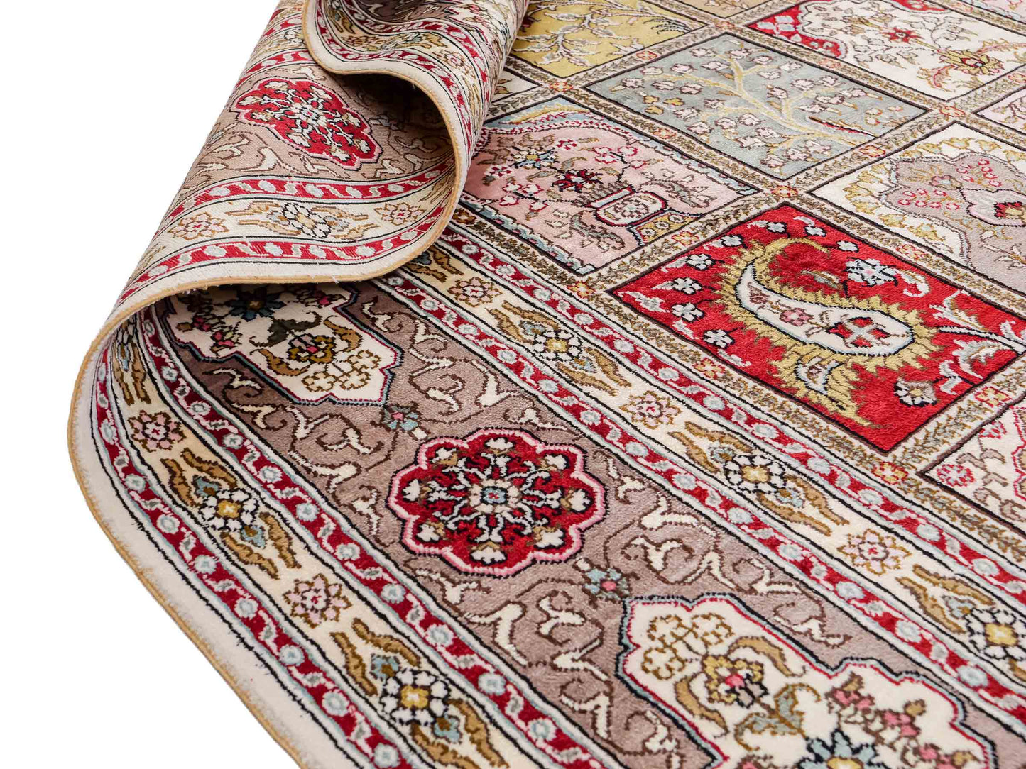 Feiner, handgeknüpfter, chinesischer Hereke Orientteppich aus gesponnener Seide mit Feldmuster von Khademi, creme, weiß, multicolor. 258x183 cm. Verkauf durch Jupiter Intl.