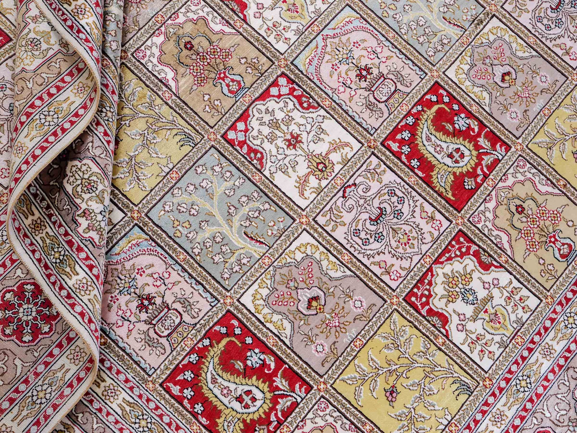 Feiner, handgeknüpfter, chinesischer Hereke Orientteppich aus gesponnener Seide mit Feldmuster von Khademi, creme, weiß, multicolor. 258x183 cm. Verkauf durch Jupiter Intl.