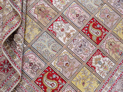 Feiner, handgeknüpfter, chinesischer Hereke Orientteppich aus gesponnener Seide mit Feldmuster von Khademi, creme, weiß, multicolor. 258x183 cm. Verkauf durch Jupiter Intl.