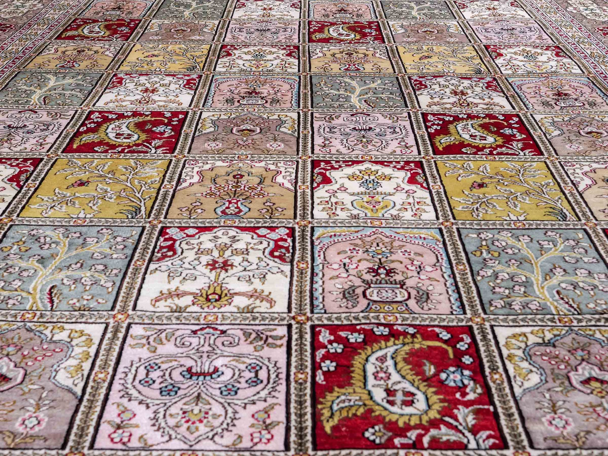Feiner, handgeknüpfter, chinesischer Hereke Orientteppich aus gesponnener Seide mit Feldmuster von Khademi, creme, weiß, multicolor. 258x183 cm. Verkauf durch Jupiter Intl.