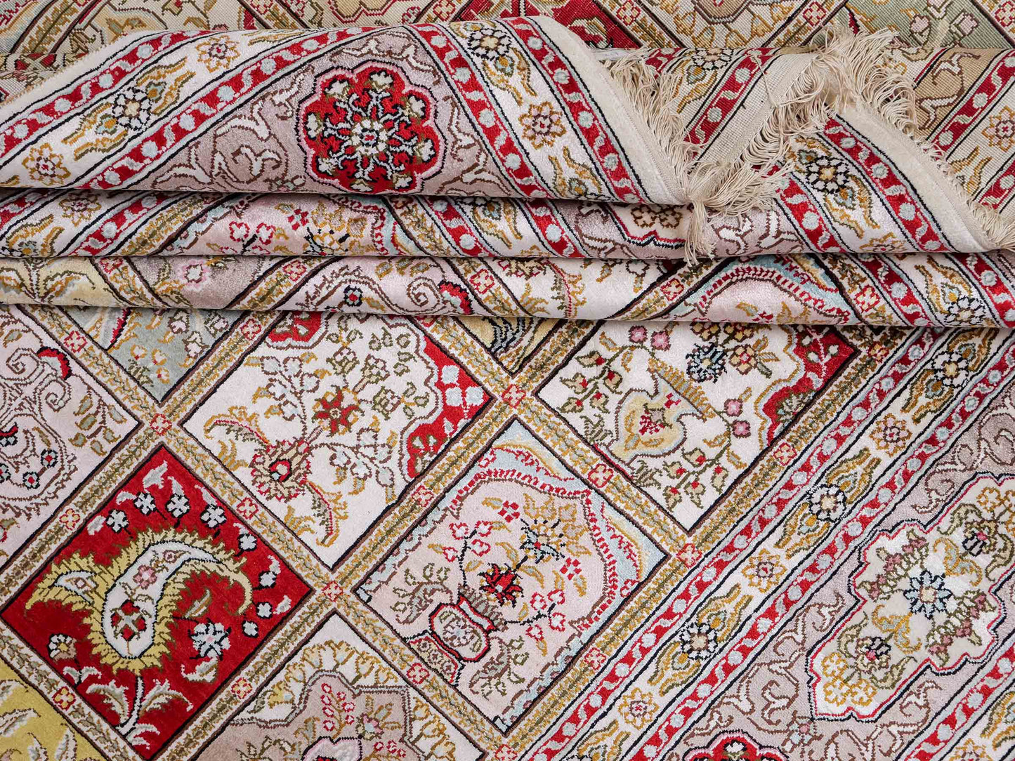 Feiner, handgeknüpfter, chinesischer Hereke Orientteppich aus gesponnener Seide mit Feldmuster von Khademi, creme, weiß, multicolor. 258x183 cm. Verkauf durch Jupiter Intl.