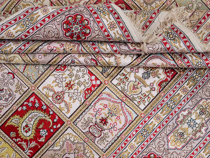 Feiner, handgeknüpfter, chinesischer Hereke Orientteppich aus gesponnener Seide mit Feldmuster von Khademi, creme, weiß, multicolor. 258x183 cm. Verkauf durch Jupiter Intl.