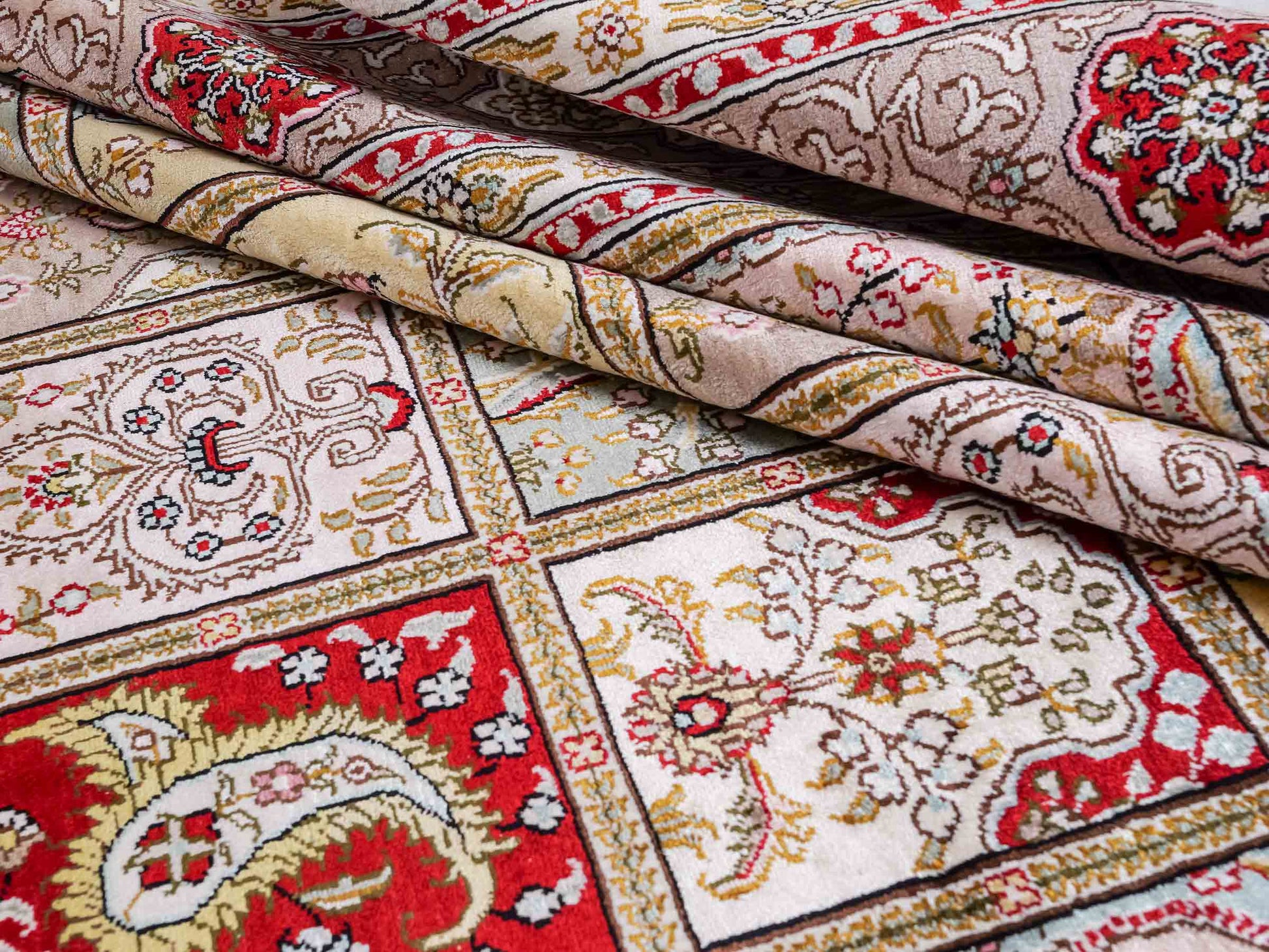 Feiner, handgeknüpfter, chinesischer Hereke Orientteppich aus gesponnener Seide mit Feldmuster von Khademi, creme, weiß, multicolor. 258x183 cm. Verkauf durch Jupiter Intl.