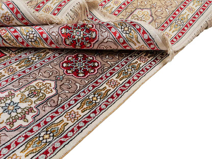 Feiner, handgeknüpfter, chinesischer Hereke Orientteppich aus gesponnener Seide mit Feldmuster von Khademi, creme, weiß, multicolor. 258x183 cm. Verkauf durch Jupiter Intl.