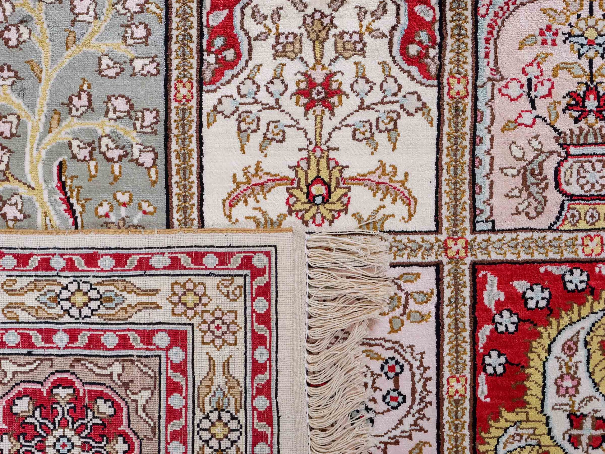 Feiner, handgeknüpfter, chinesischer Hereke Orientteppich aus gesponnener Seide mit Feldmuster von Khademi, creme, weiß, multicolor. 258x183 cm. Verkauf durch Jupiter Intl.