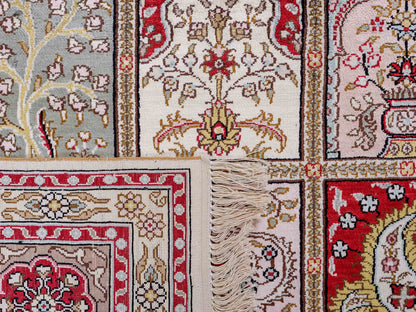 Feiner, handgeknüpfter, chinesischer Hereke Orientteppich aus gesponnener Seide mit Feldmuster von Khademi, creme, weiß, multicolor. 258x183 cm. Verkauf durch Jupiter Intl.