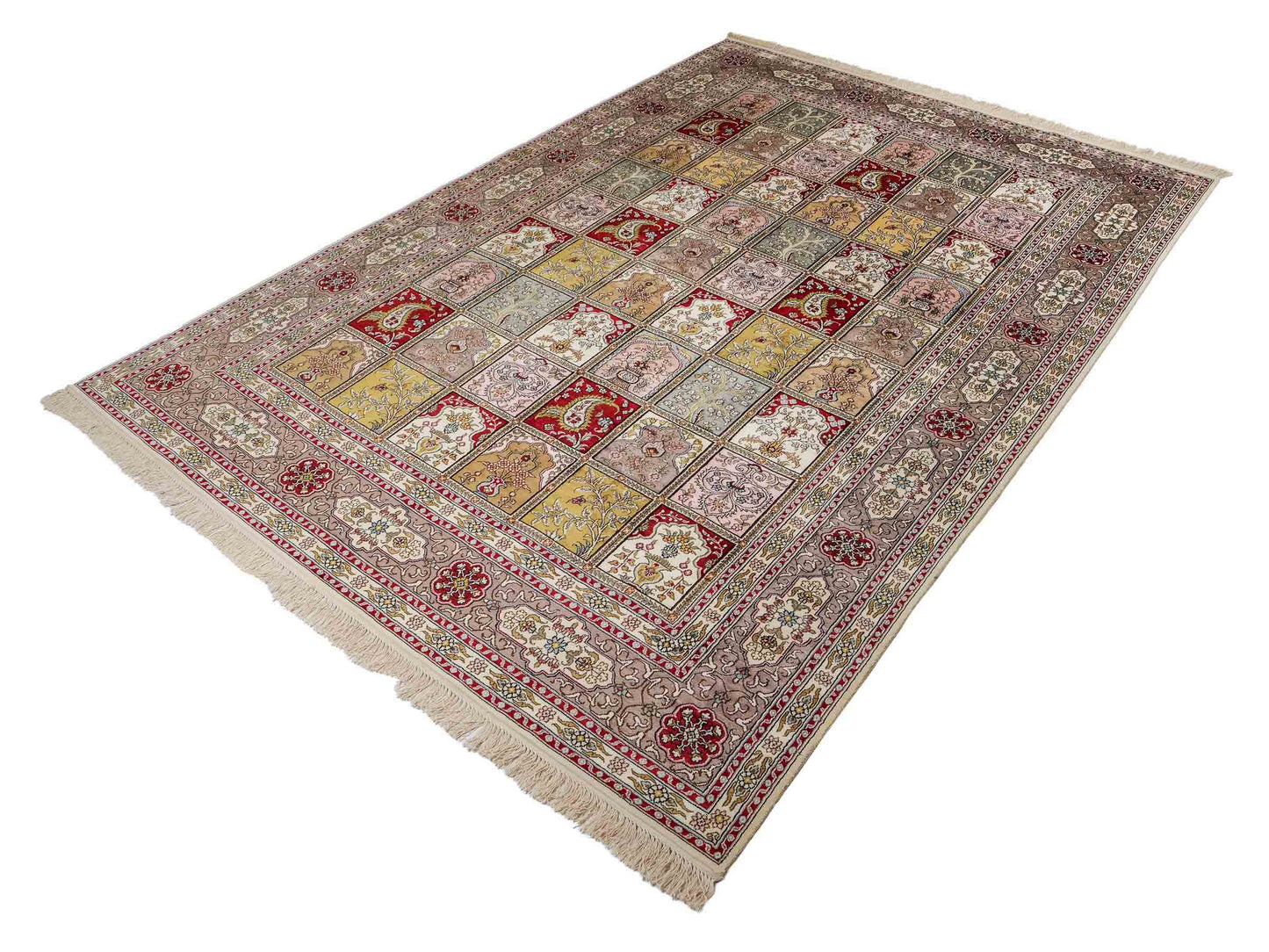 Feiner, handgeknüpfter, chinesischer Hereke Orientteppich aus gesponnener Seide mit Feldmuster von Khademi, creme, weiß, multicolor. 258x183 cm. Verkauf durch Jupiter Intl.