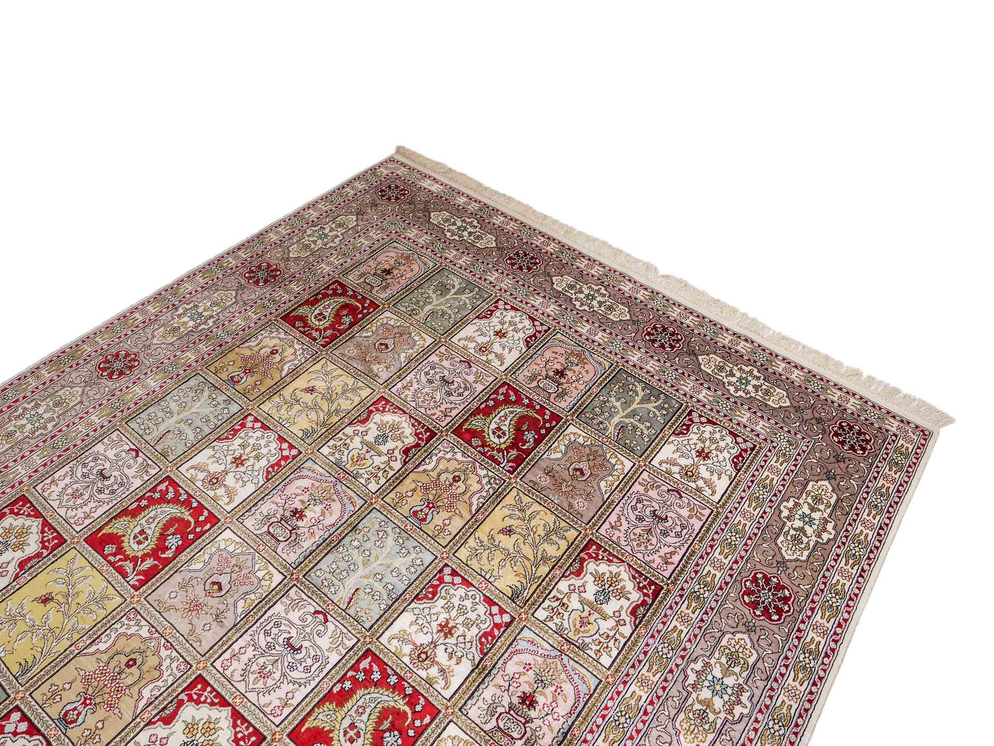 Feiner, handgeknüpfter, chinesischer Hereke Orientteppich aus gesponnener Seide mit Feldmuster von Khademi, creme, weiß, multicolor. 258x183 cm. Verkauf durch Jupiter Intl.