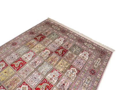 Feiner, handgeknüpfter, chinesischer Hereke Orientteppich aus gesponnener Seide mit Feldmuster von Khademi, creme, weiß, multicolor. 258x183 cm. Verkauf durch Jupiter Intl.