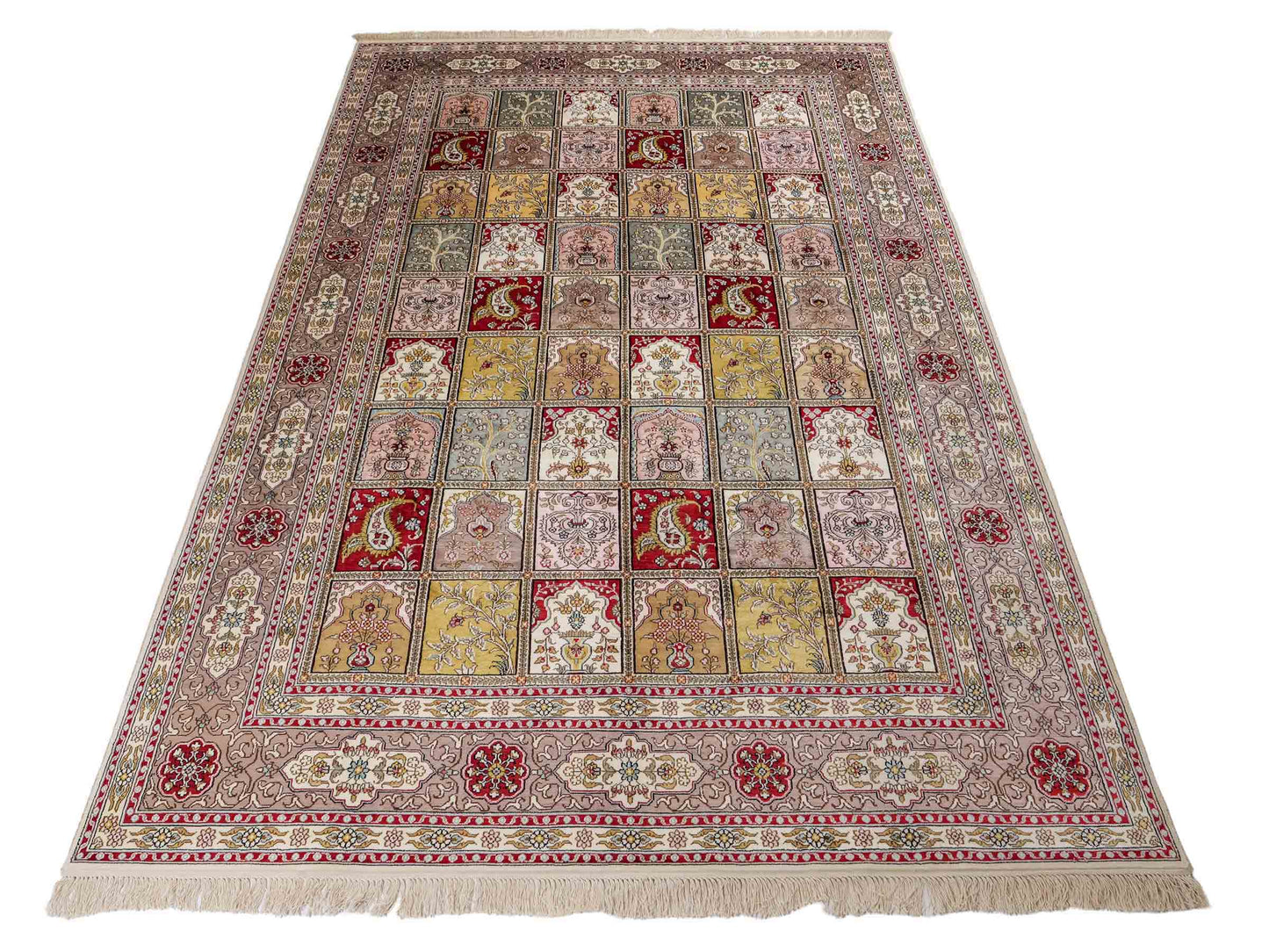 Feiner, handgeknüpfter, chinesischer Hereke Orientteppich aus gesponnener Seide mit Feldmuster von Khademi, creme, weiß, multicolor. 258x183 cm. Verkauf durch Jupiter Intl.