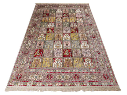 Feiner, handgeknüpfter, chinesischer Hereke Orientteppich aus gesponnener Seide mit Feldmuster von Khademi, creme, weiß, multicolor. 258x183 cm. Verkauf durch Jupiter Intl.