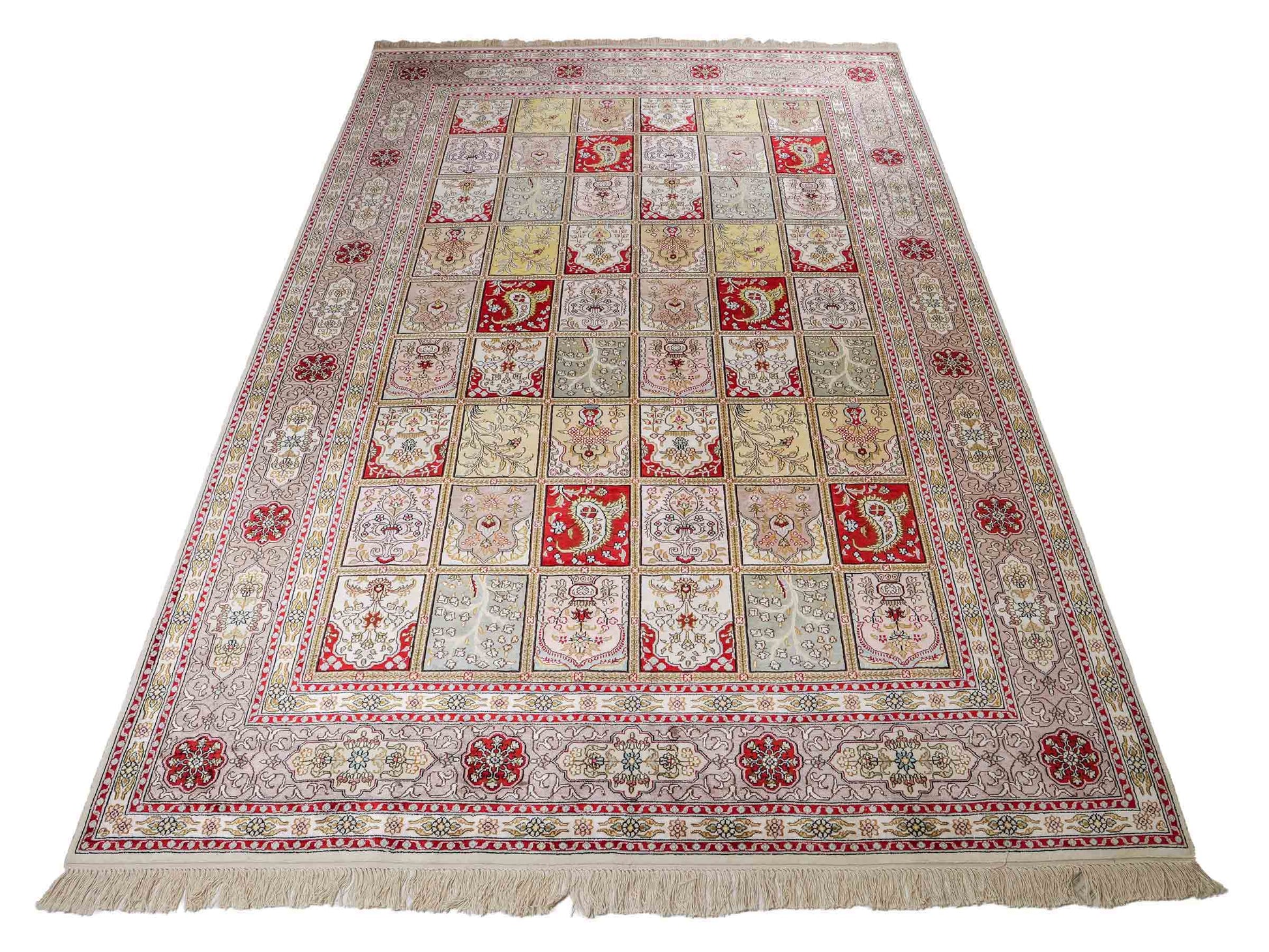 Feiner, handgeknüpfter, chinesischer Hereke Orientteppich aus gesponnener Seide mit Feldmuster von Khademi, creme, weiß, multicolor. 258x183 cm. Verkauf durch Jupiter Intl.