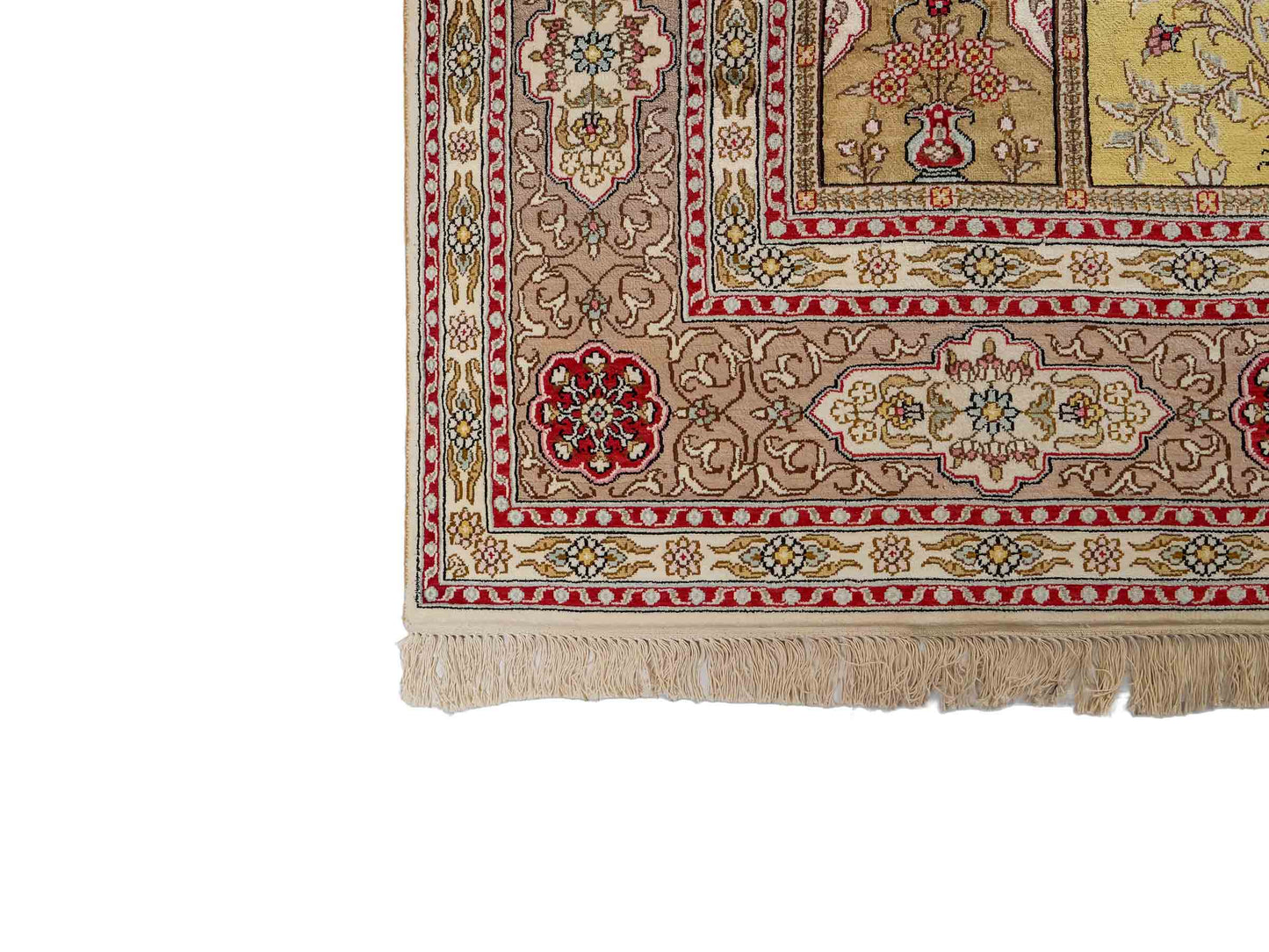 Feiner, handgeknüpfter, chinesischer Hereke Orientteppich aus gesponnener Seide mit Feldmuster von Khademi, creme, weiß, multicolor. 258x183 cm. Verkauf durch Jupiter Intl.