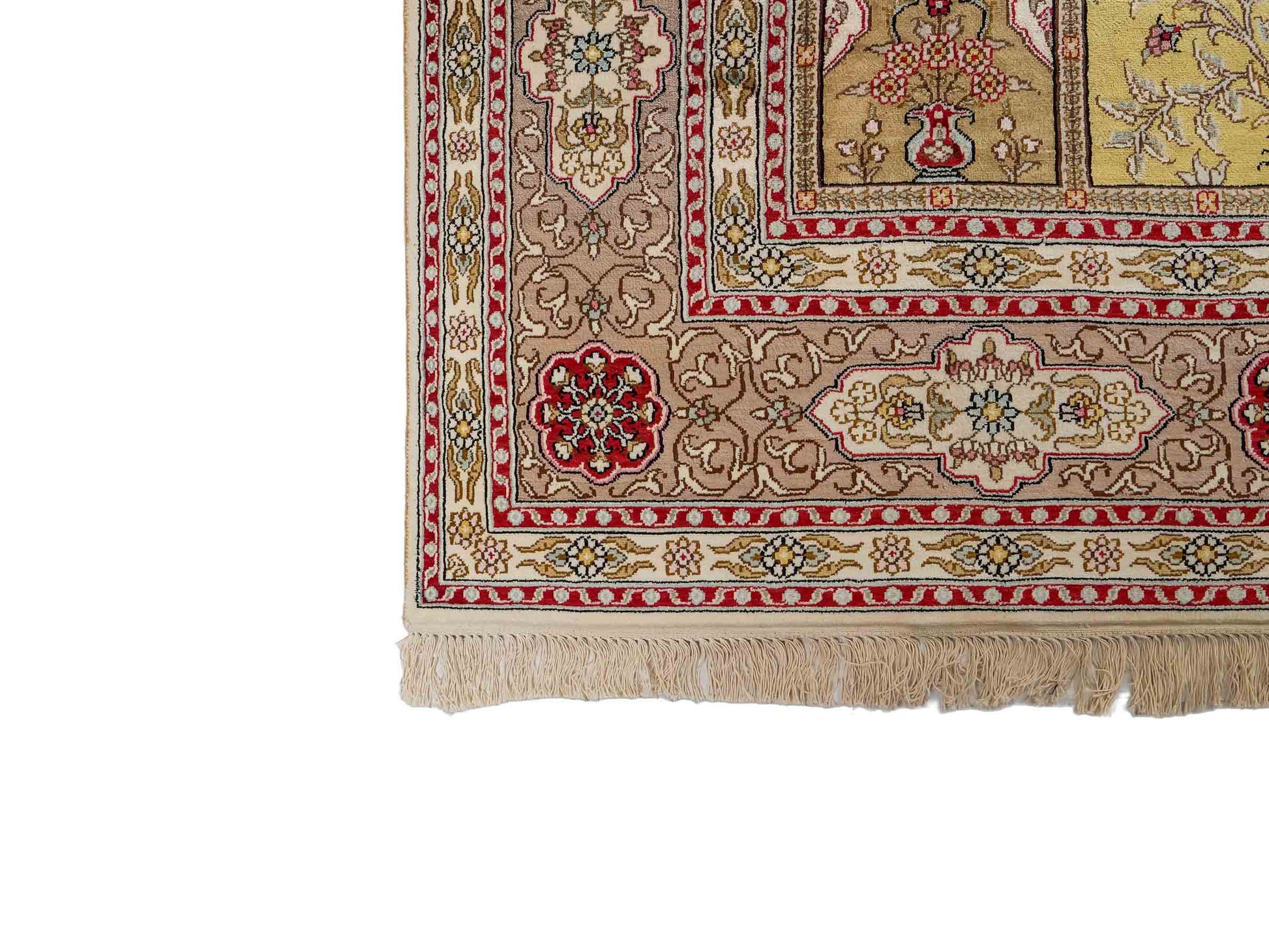 Feiner, handgeknüpfter, chinesischer Hereke Orientteppich aus gesponnener Seide mit Feldmuster von Khademi, creme, weiß, multicolor. 258x183 cm. Verkauf durch Jupiter Intl.