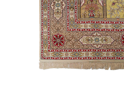 Feiner, handgeknüpfter, chinesischer Hereke Orientteppich aus gesponnener Seide mit Feldmuster von Khademi, creme, weiß, multicolor. 258x183 cm. Verkauf durch Jupiter Intl.