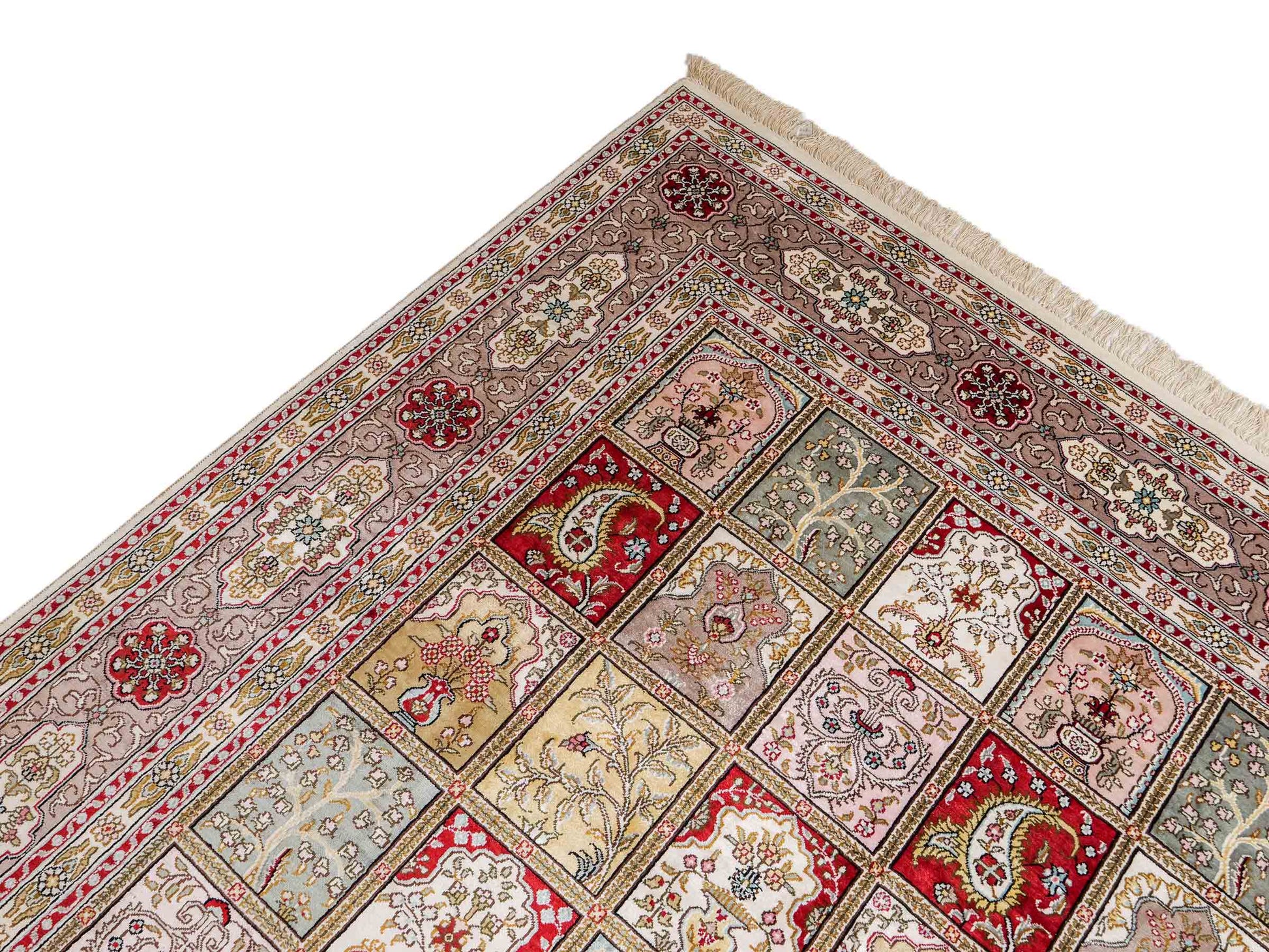 Feiner, handgeknüpfter, chinesischer Hereke Orientteppich aus gesponnener Seide mit Feldmuster von Khademi, creme, weiß, multicolor. 258x183 cm. Verkauf durch Jupiter Intl.