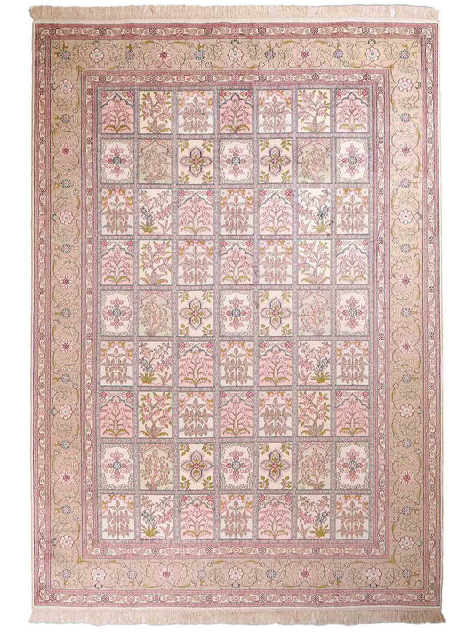 Sehr feiner, handgeknüpfter, chinesischer Hereke Orientteppich aus gesponnener Seide mit Feldmuster von Khademi, creme, weiß, multicolor. 263x183 cm. Verkauf durch Jupiter Intl.