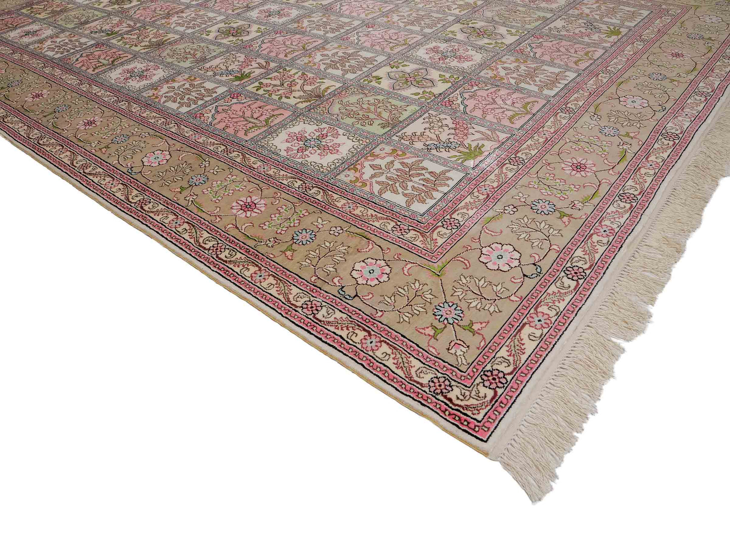 Sehr feiner, handgeknüpfter, chinesischer Hereke Orientteppich aus gesponnener Seide mit Feldmuster von Khademi, creme, weiß, multicolor. 263x183 cm. Verkauf durch Jupiter Intl.