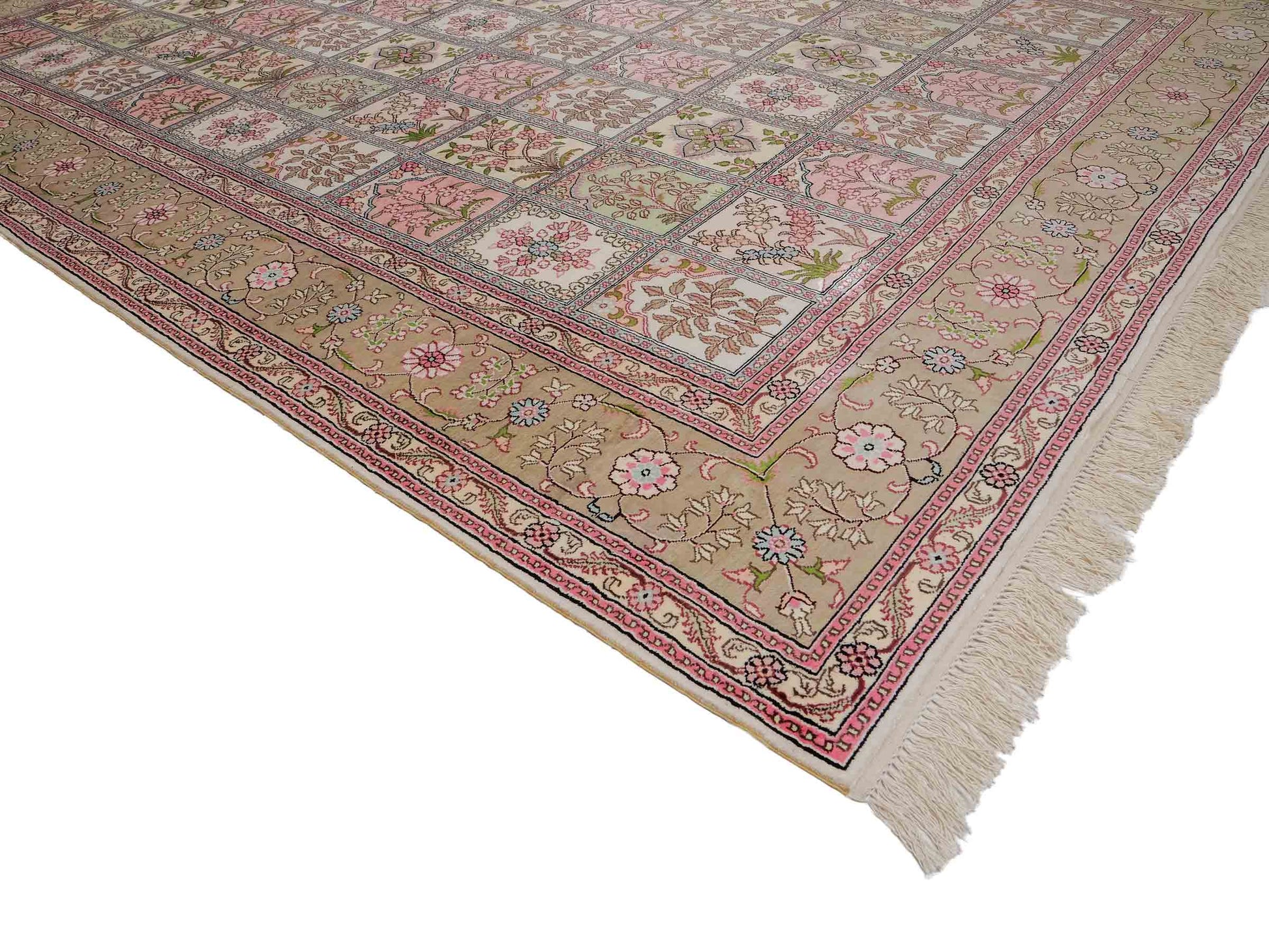 Sehr feiner, handgeknüpfter, chinesischer Hereke Orientteppich aus gesponnener Seide mit Feldmuster von Khademi, creme, weiß, multicolor. 263x183 cm. Verkauf durch Jupiter Intl.