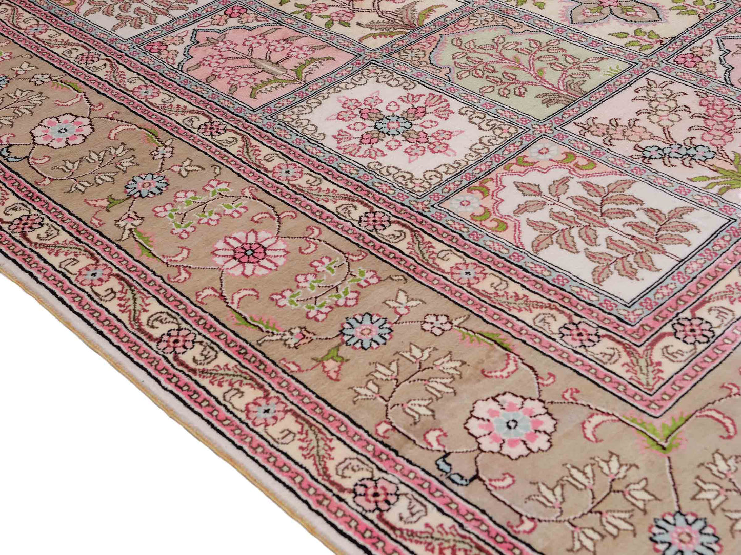 Sehr feiner, handgeknüpfter, chinesischer Hereke Orientteppich aus gesponnener Seide mit Feldmuster von Khademi, creme, weiß, multicolor. 263x183 cm. Verkauf durch Jupiter Intl.