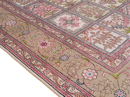 Sehr feiner, handgeknüpfter, chinesischer Hereke Orientteppich aus gesponnener Seide mit Feldmuster von Khademi, creme, weiß, multicolor. 263x183 cm. Verkauf durch Jupiter Intl.