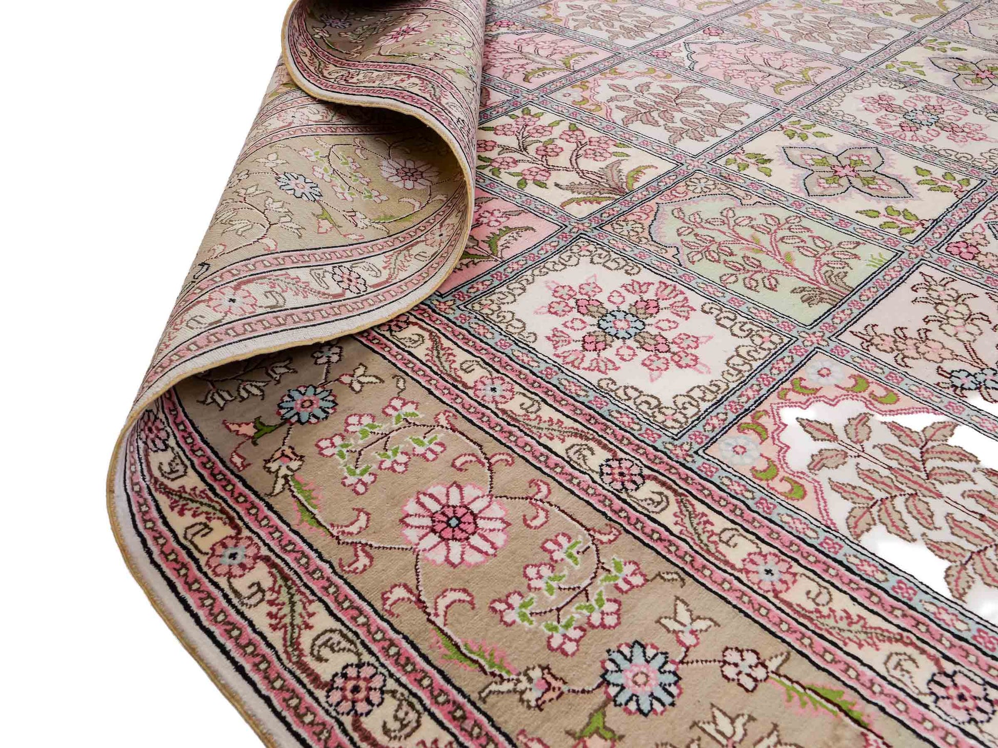 Sehr feiner, handgeknüpfter, chinesischer Hereke Orientteppich aus gesponnener Seide mit Feldmuster von Khademi, creme, weiß, multicolor. 263x183 cm. Verkauf durch Jupiter Intl.