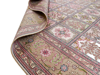 Sehr feiner, handgeknüpfter, chinesischer Hereke Orientteppich aus gesponnener Seide mit Feldmuster von Khademi, creme, weiß, multicolor. 263x183 cm. Verkauf durch Jupiter Intl.