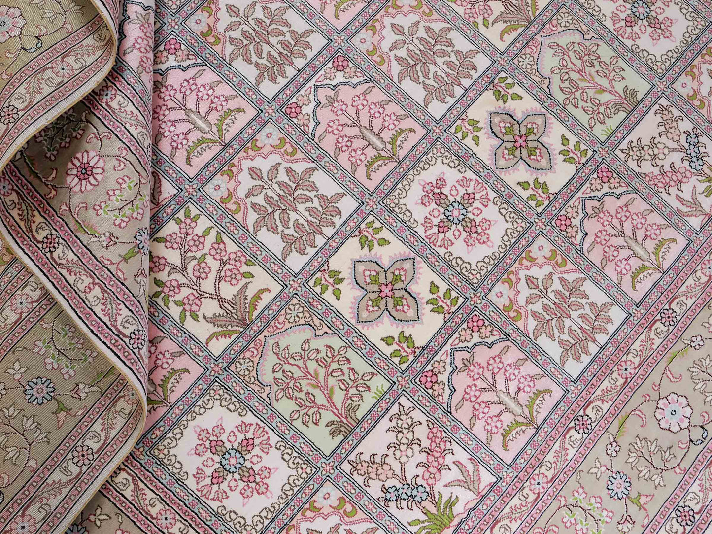 Sehr feiner, handgeknüpfter, chinesischer Hereke Orientteppich aus gesponnener Seide mit Feldmuster von Khademi, creme, weiß, multicolor. 263x183 cm. Verkauf durch Jupiter Intl.